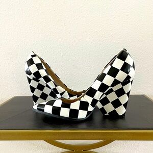 Adorable unique Checkered heels 🖤🤍